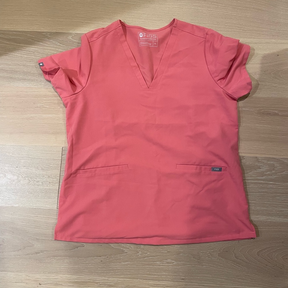 Fig scrub top in melon pink. V neck